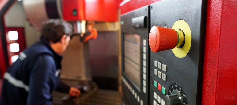 Not-Aus-Schalter-an-Maschine Not-Aus-Schalter-an-Maschine